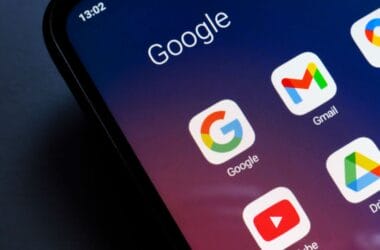 Google Daily Listen feature showcasing personalized podcast in the Discover feed.